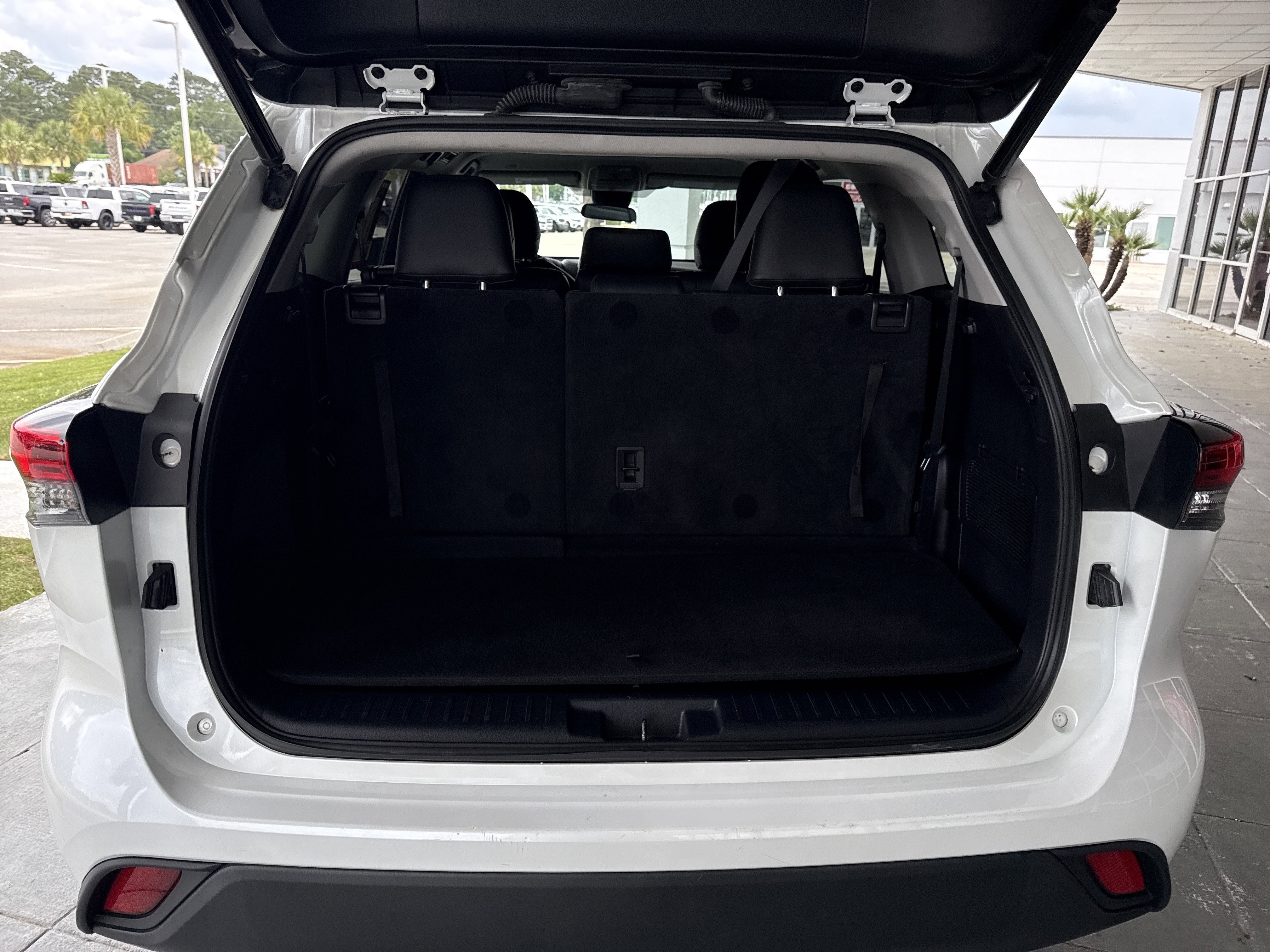 Used 2022 Toyota Highlander LE AWD/4WD image 30