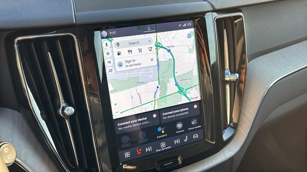 Certified 2025 Volvo XC60 B5 Plus AWD/4WD image 18
