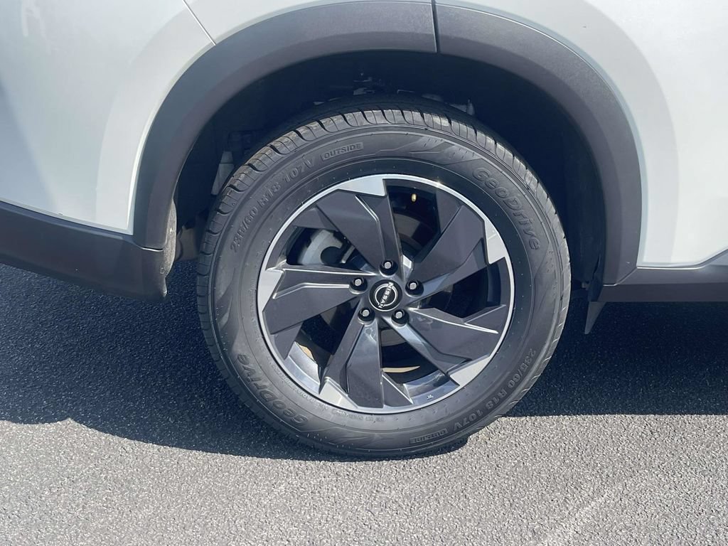 Used 2025 Nissan Rogue SV FWD image 9