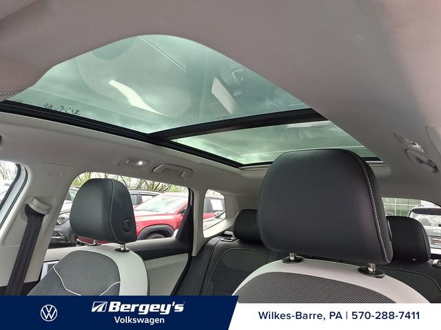 Used 2025 Volkswagen Taos SE AWD/4WD image 17