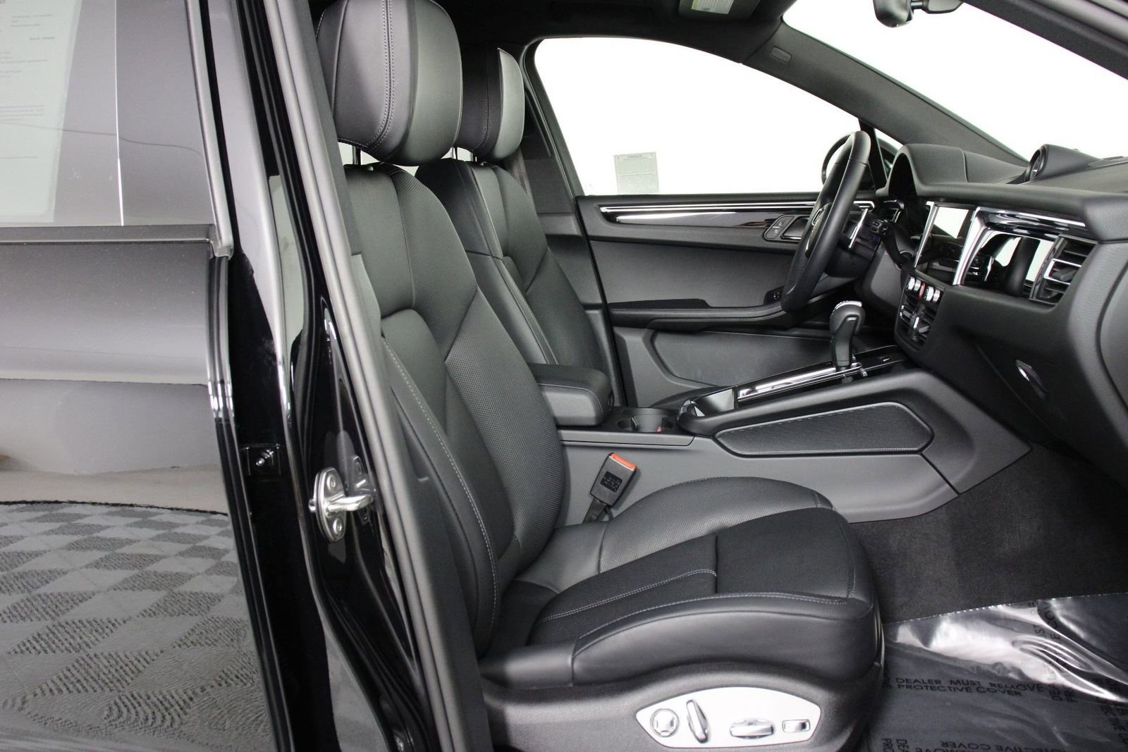 Certified 2025 Porsche Macan image 31