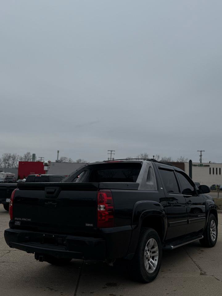 Used 2009 Chevrolet Avalanche LT image 3