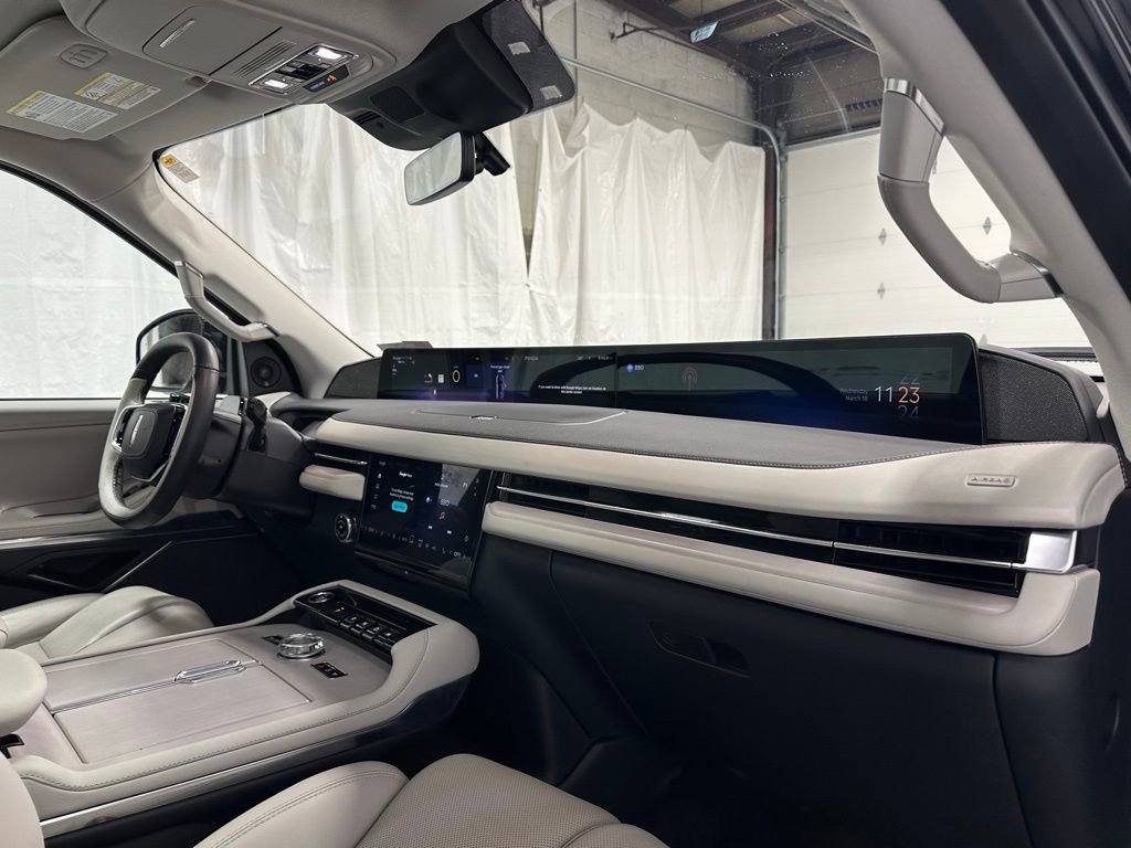 Used 2025 Lincoln Navigator Reserve image 65