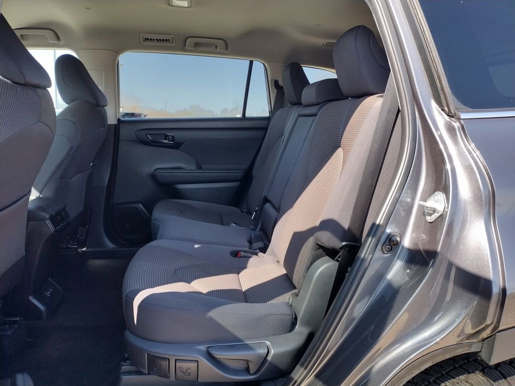 Used 2024 Toyota Highlander LE image 7