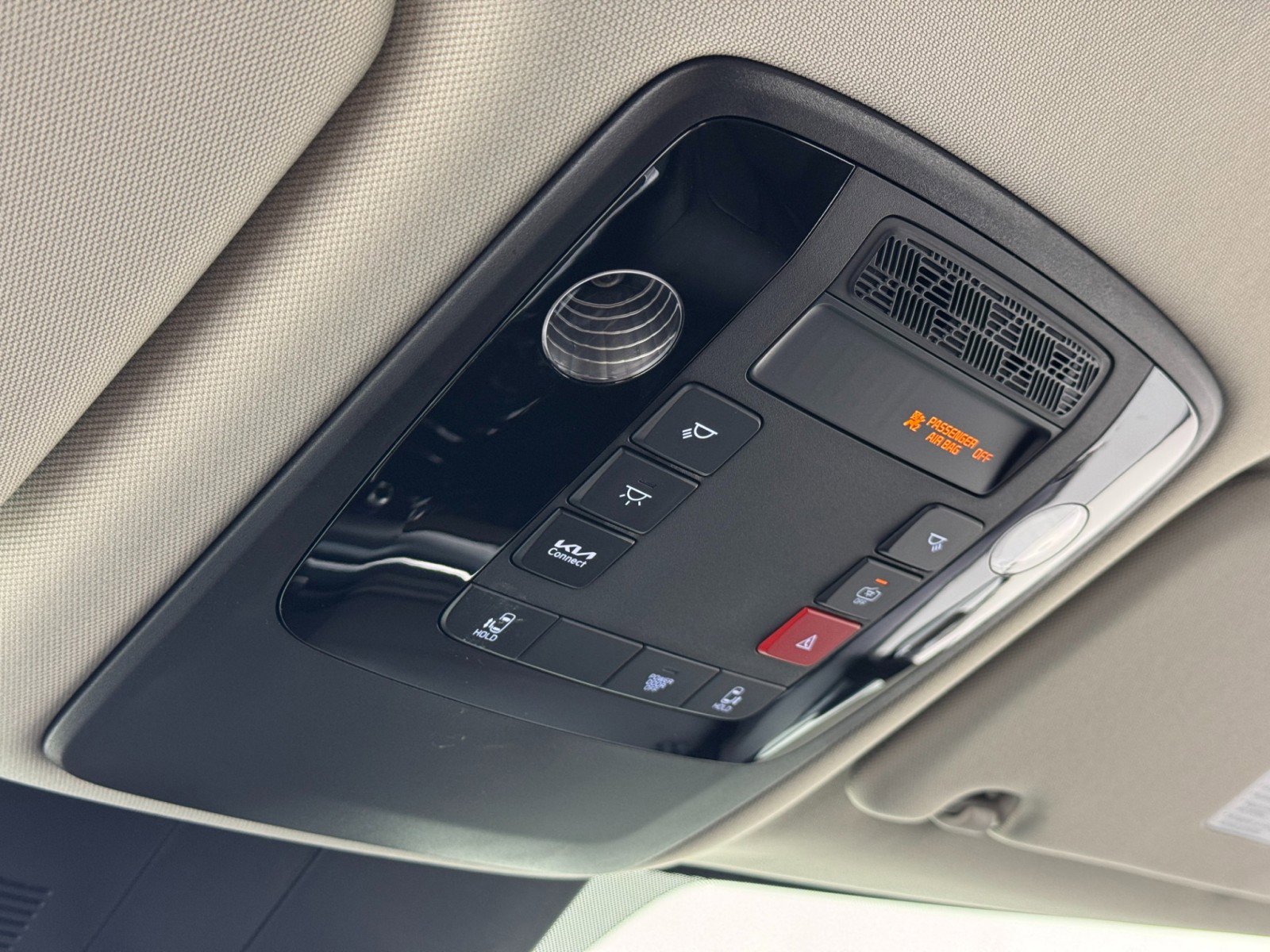 Used 2025 Kia Carnival FWD image 32