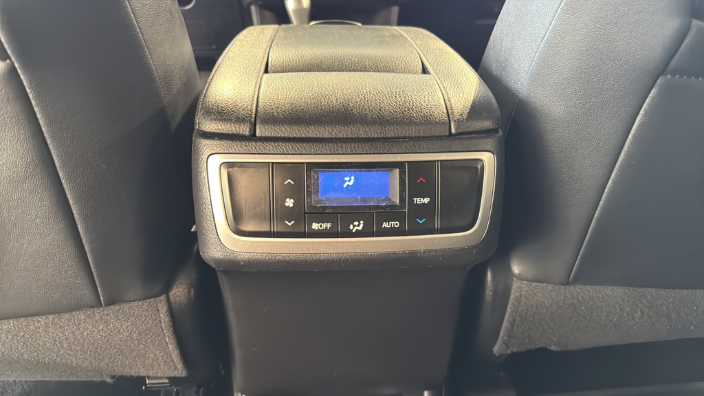 Used 2019 Toyota Highlander XLE AWD/4WD image 17