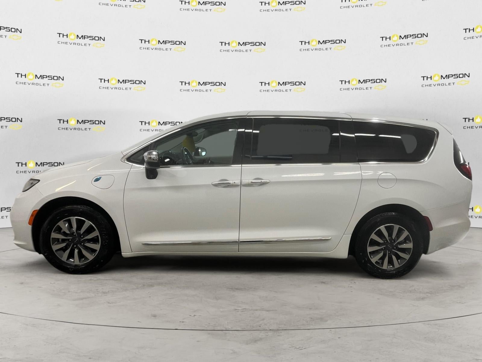 Used 2023 Chrysler Pacifica Limited FWD image 2