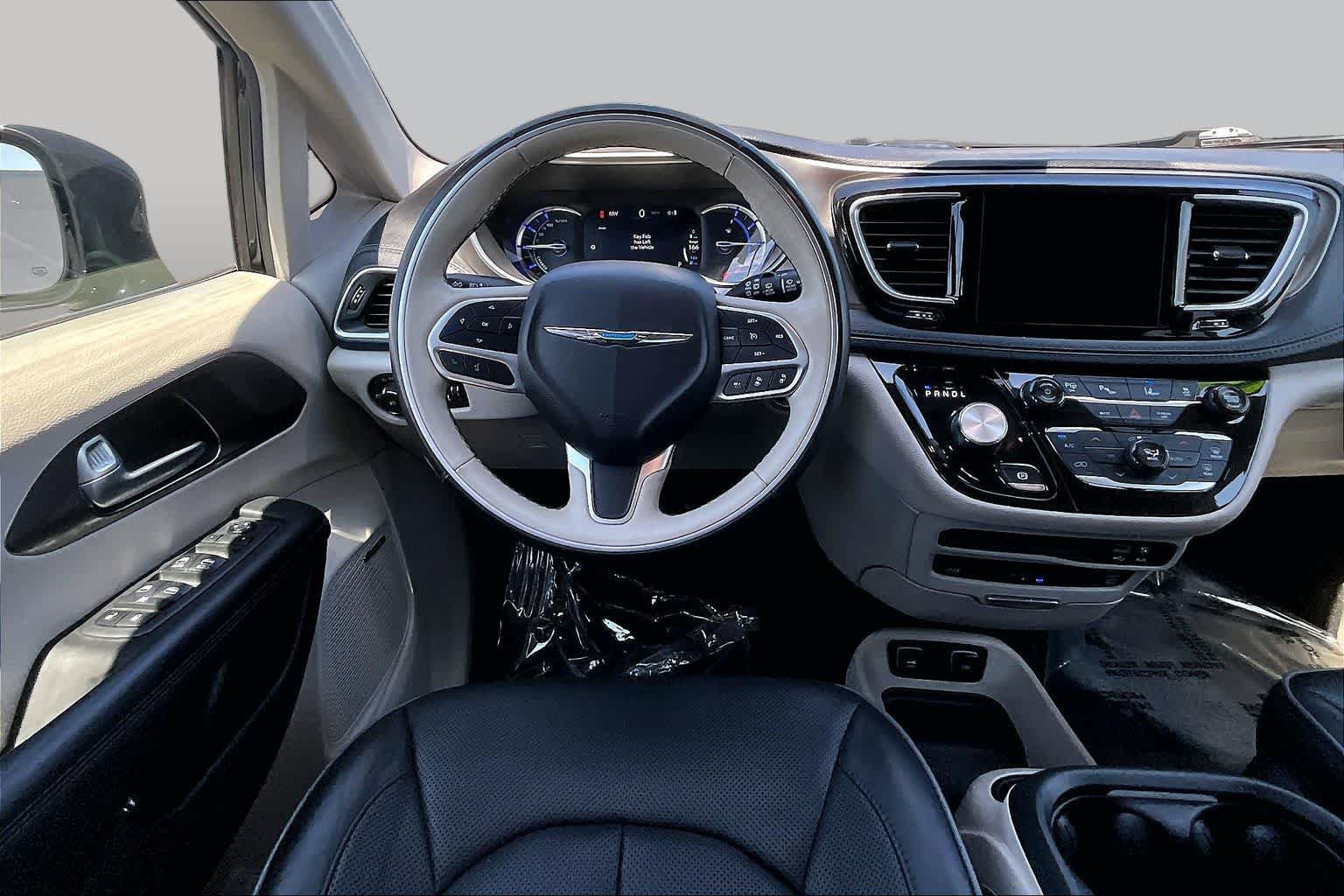 Used 2018 Chrysler Pacifica Limited w/ Advanced Safetytec Group FWD image 5