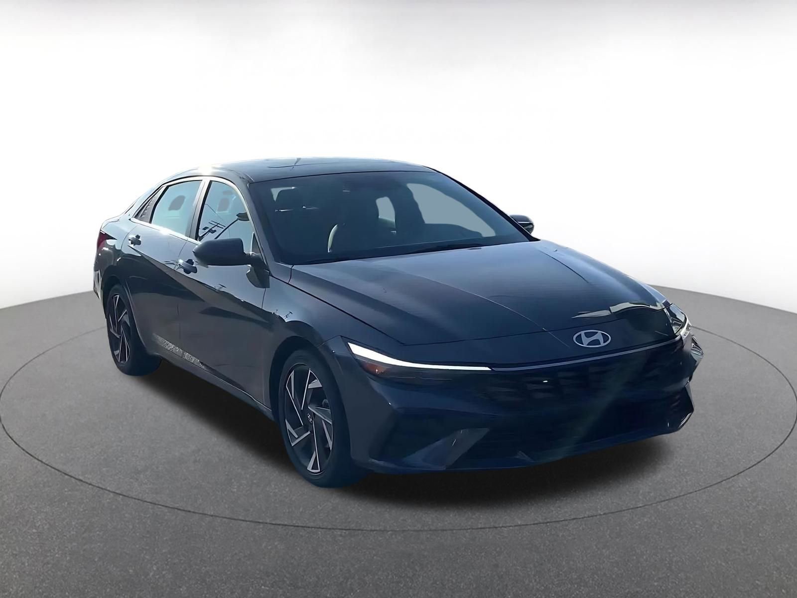 Used 2025 Hyundai Elantra SEL image 3