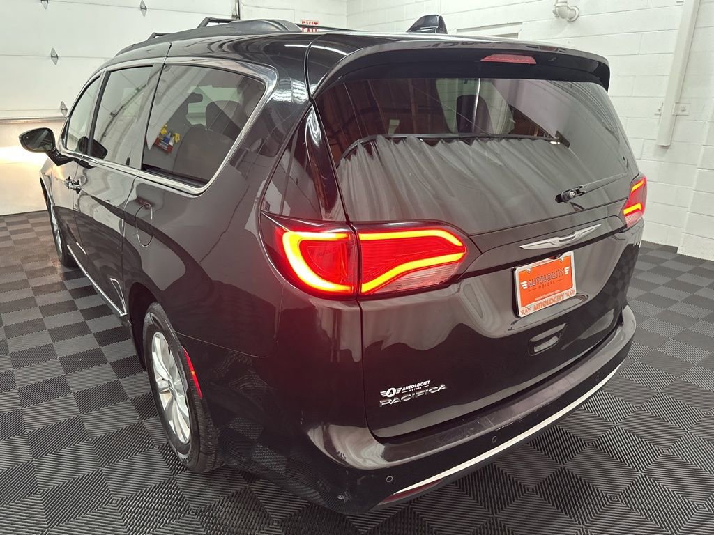 Used 2017 Chrysler Pacifica Touring-L image 7