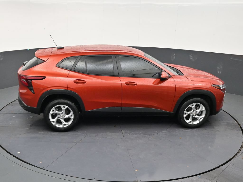 Used 2024 Chevrolet Trax LS w/ LS Convenience Package FWD image 17
