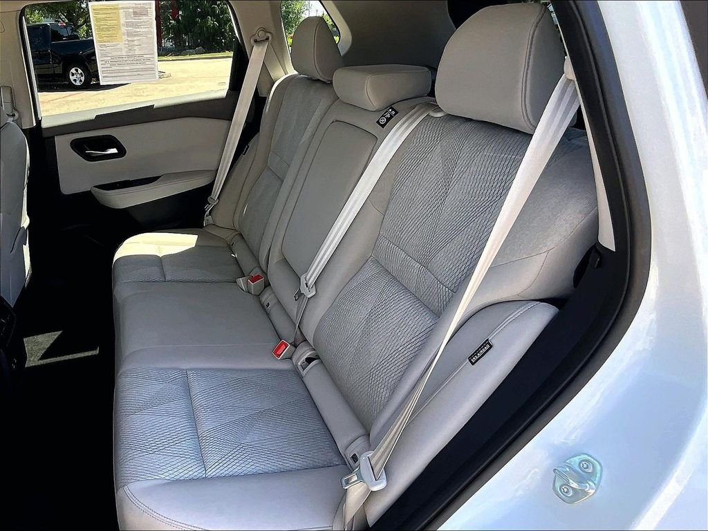 Used 2025 Nissan Rogue SV AWD/4WD image 15
