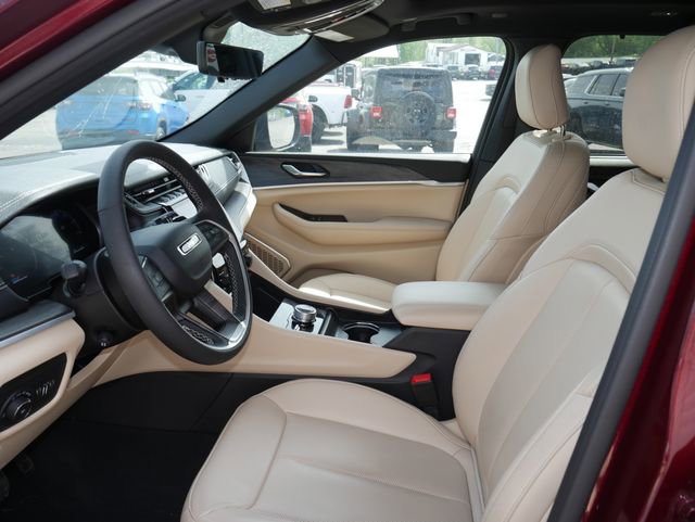 Used 2025 Jeep Grand Cherokee Limited w/ Luxury Tech Group II AWD/4WD image 2