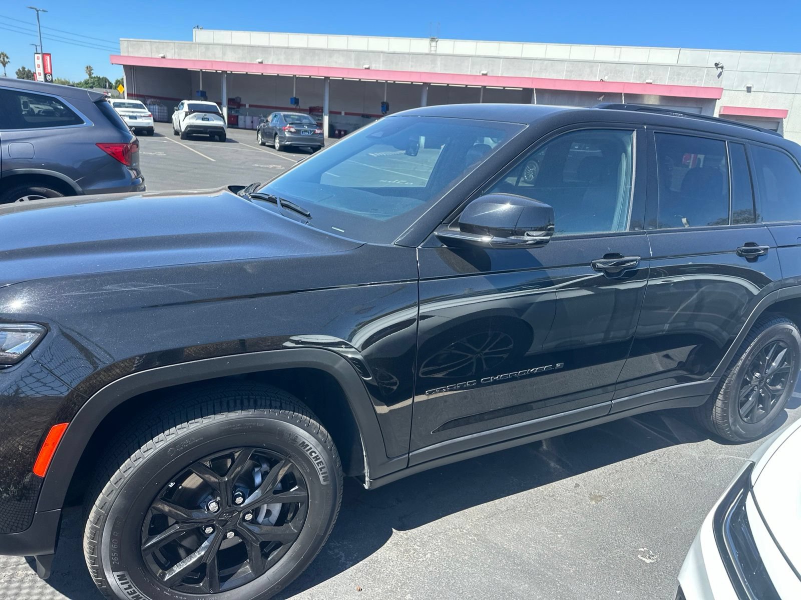 Used 2025 Jeep Grand Cherokee Altitude AWD/4WD image 2