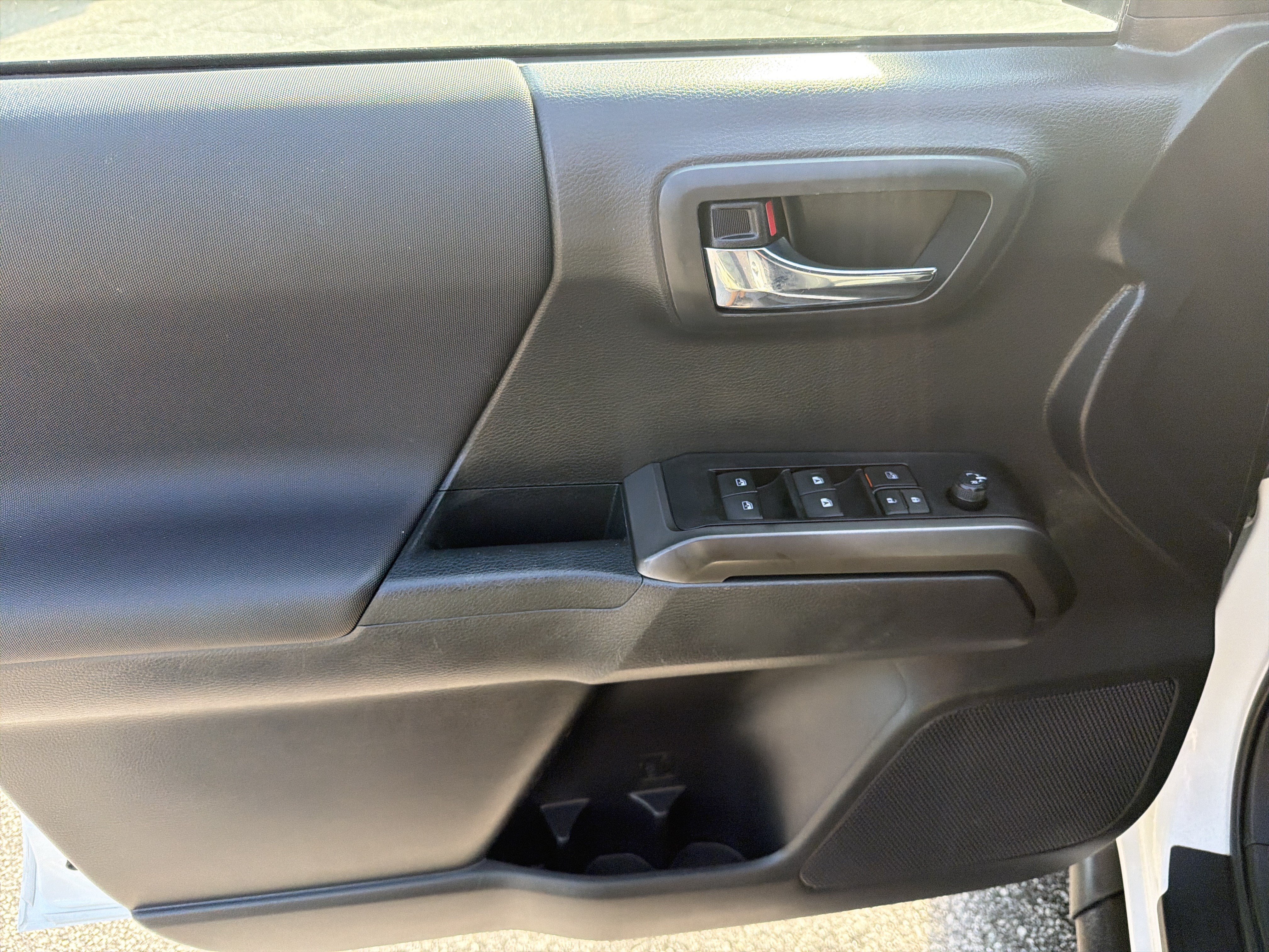 Used 2023 Toyota Tacoma TRD Off-Road w/ Black Out Package (TMS) AWD/4WD image 11