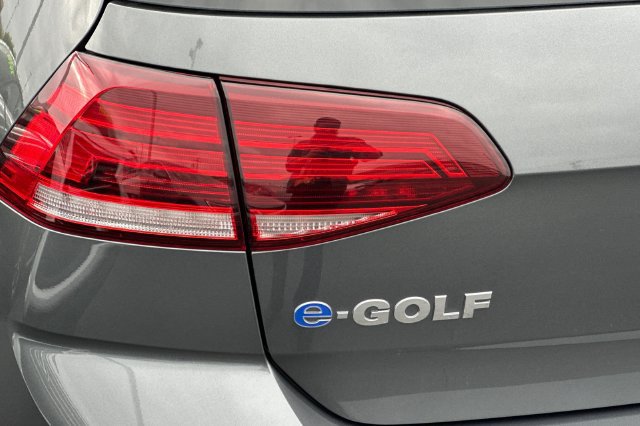Used 2017 Volkswagen e-Golf SE w/ DC Fast Charging Package FWD image 30