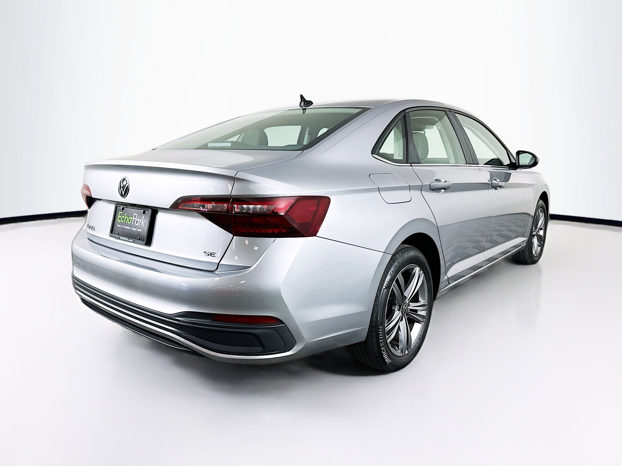 Used 2024 Volkswagen Jetta SE image 9