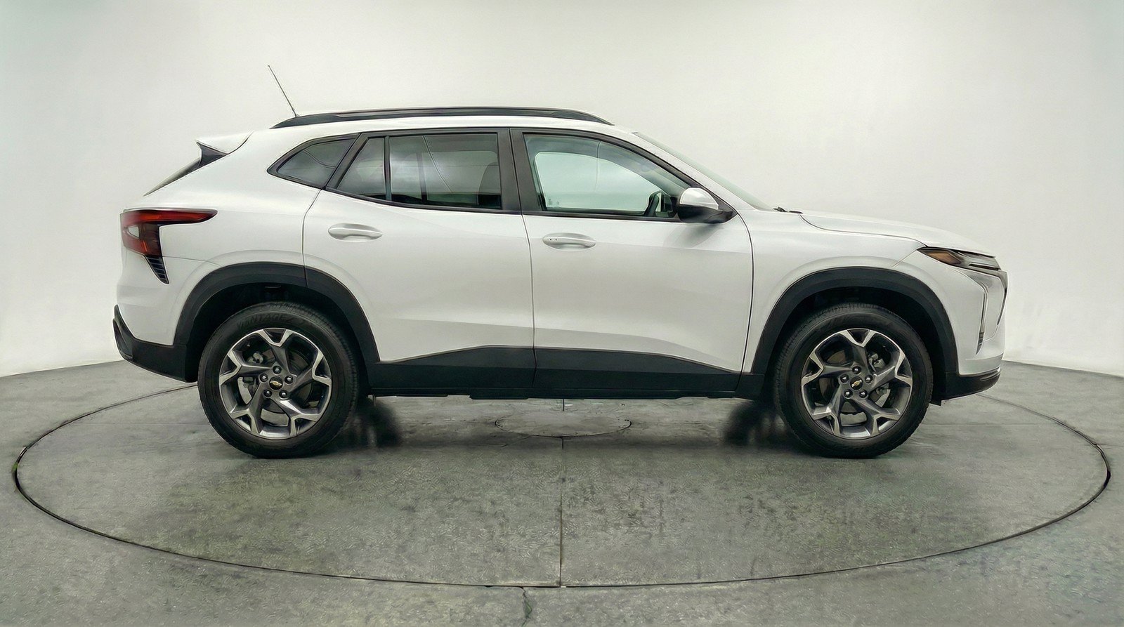 Used 2025 Chevrolet Trax LT FWD image 11