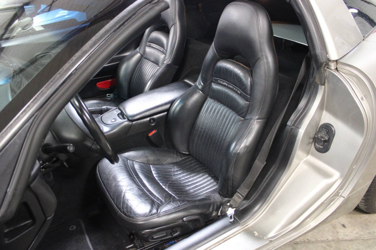 Used 2001 Chevrolet Corvette Coupe w/ Preferred Equipment Group2 RWD image 33