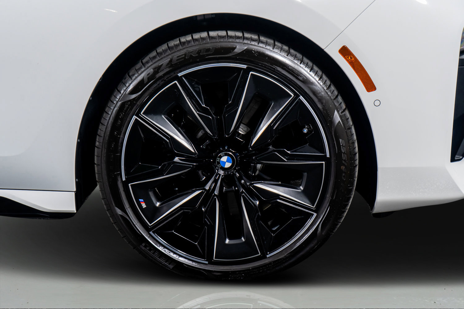 Used 2025 BMW 740i w/ Premium Package RWD image 7