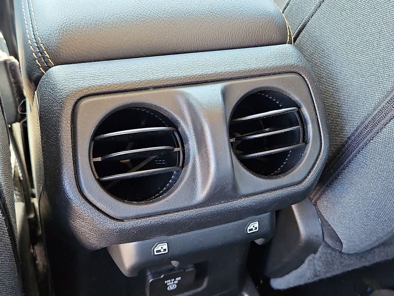 Used 2025 Jeep Wrangler Unlimited Sahara AWD/4WD image 26