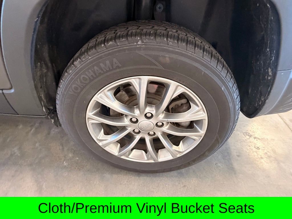 Used 2019 Jeep Cherokee Latitude Plus w/ Cold Weather Group image 9