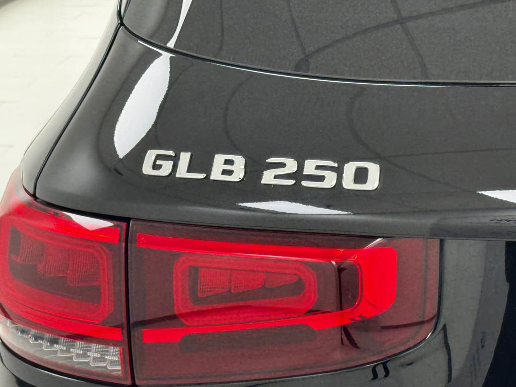 Used 2022 Mercedes-Benz GLB 250 GLB 250 w/ Premium Package Lite image 33
