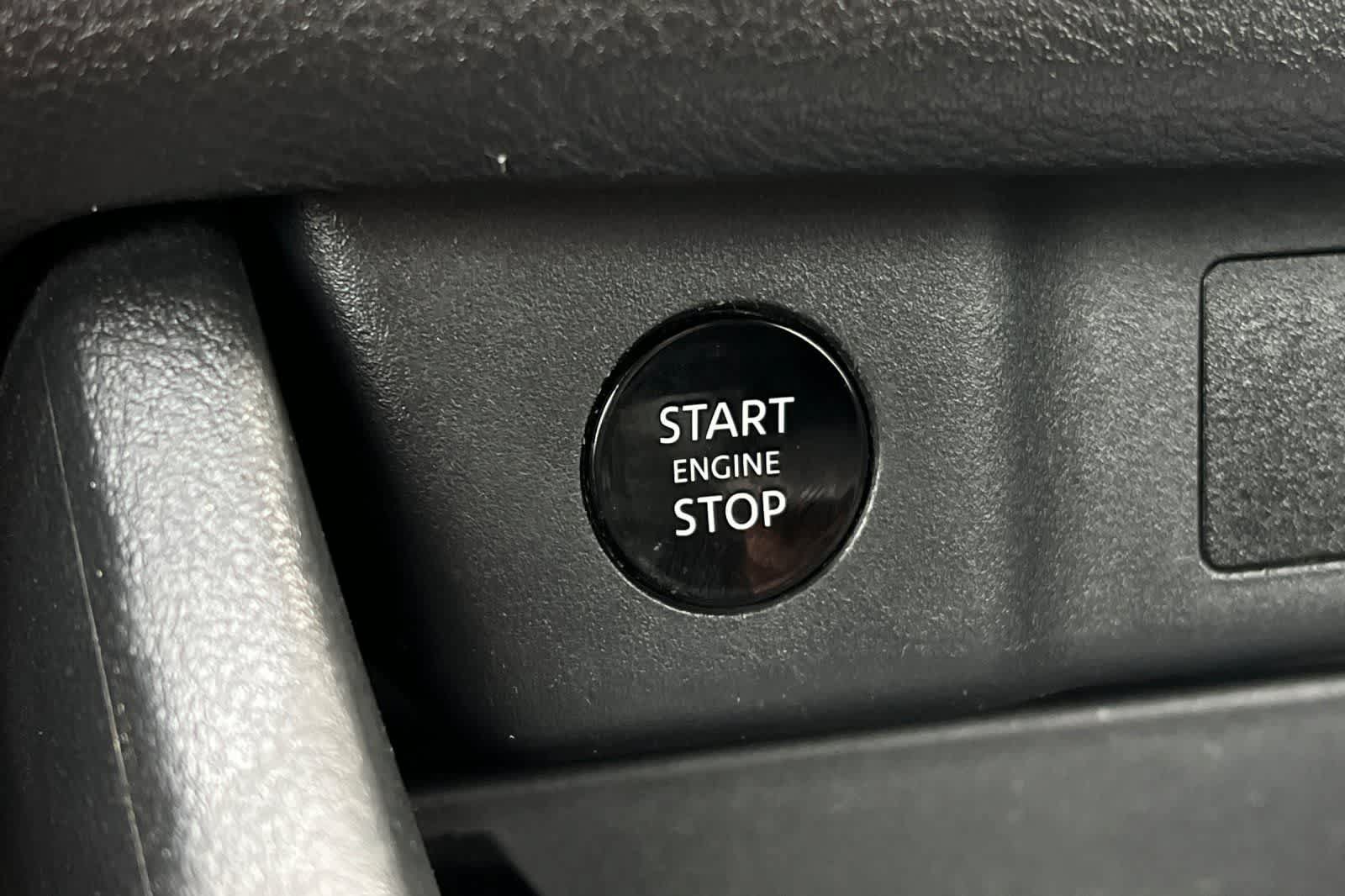 Used 2025 Nissan Rogue SV FWD image 27