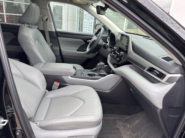 Used 2025 Toyota Highlander XLE AWD/4WD image 36