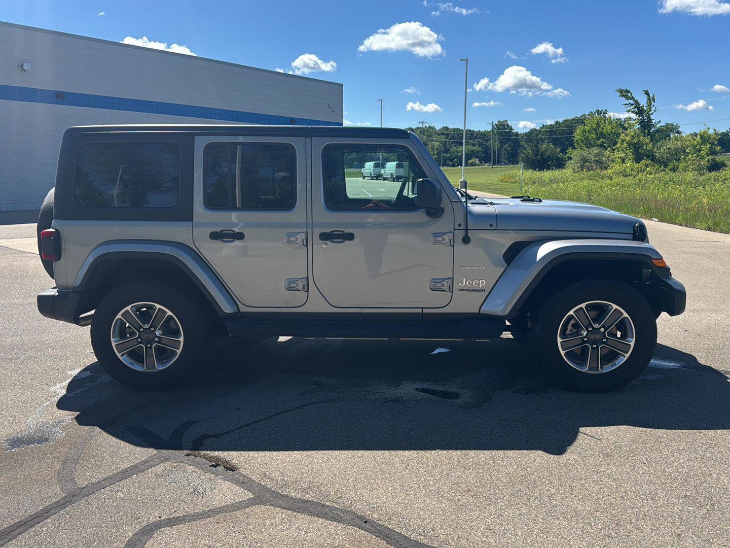 Used 2020 Jeep Wrangler Unlimited Sahara AWD/4WD image 6