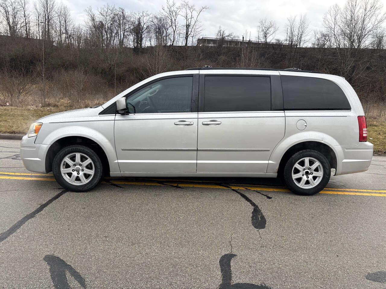 Used 2010 Chrysler Town & Country Touring image 8