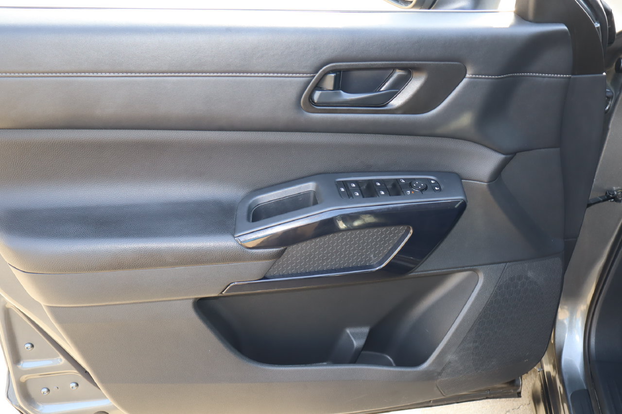 Used 2025 Nissan Pathfinder SV FWD image 21