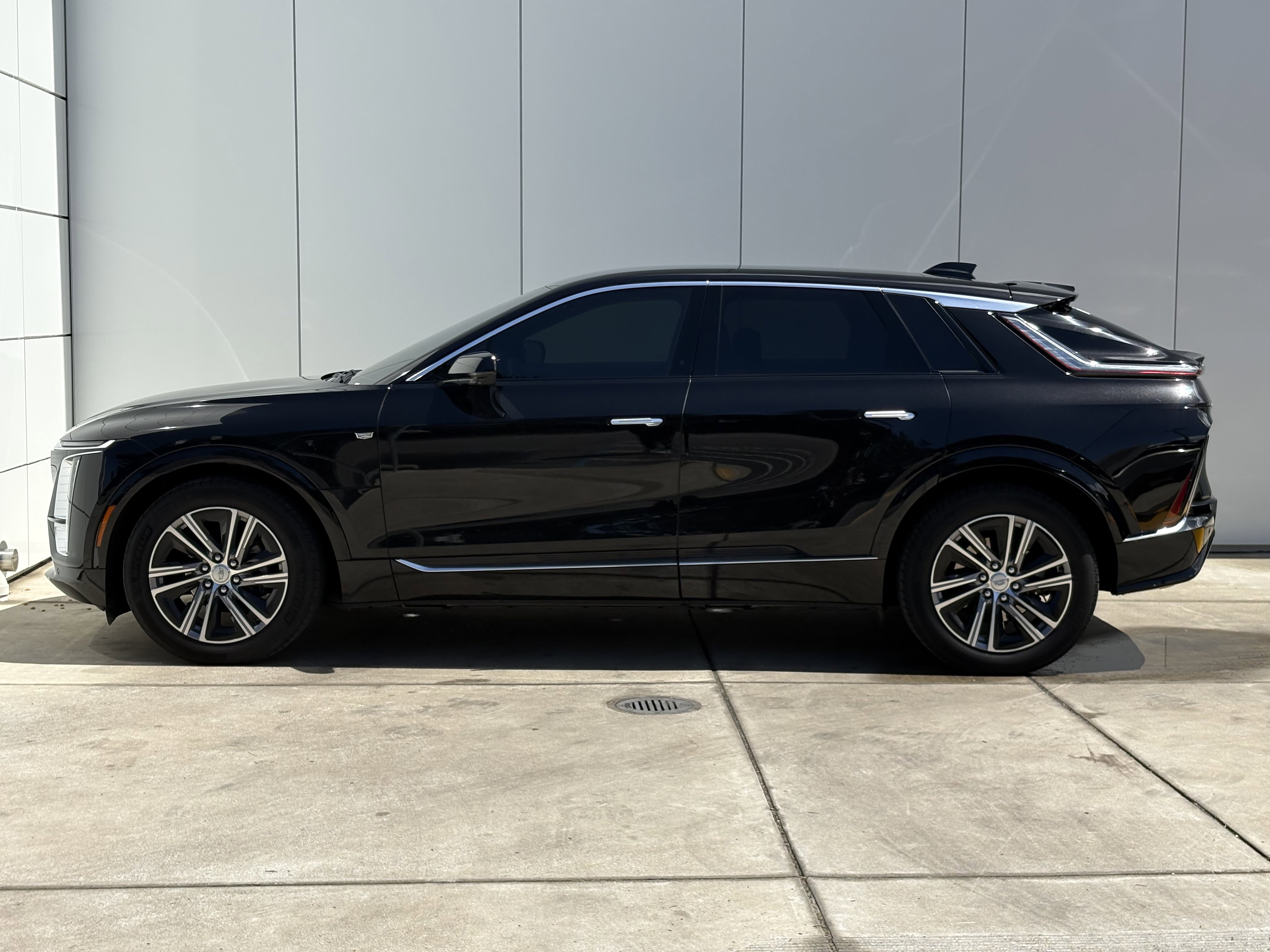 Certified 2024 Cadillac Lyriq Luxury AWD/4WD image 4