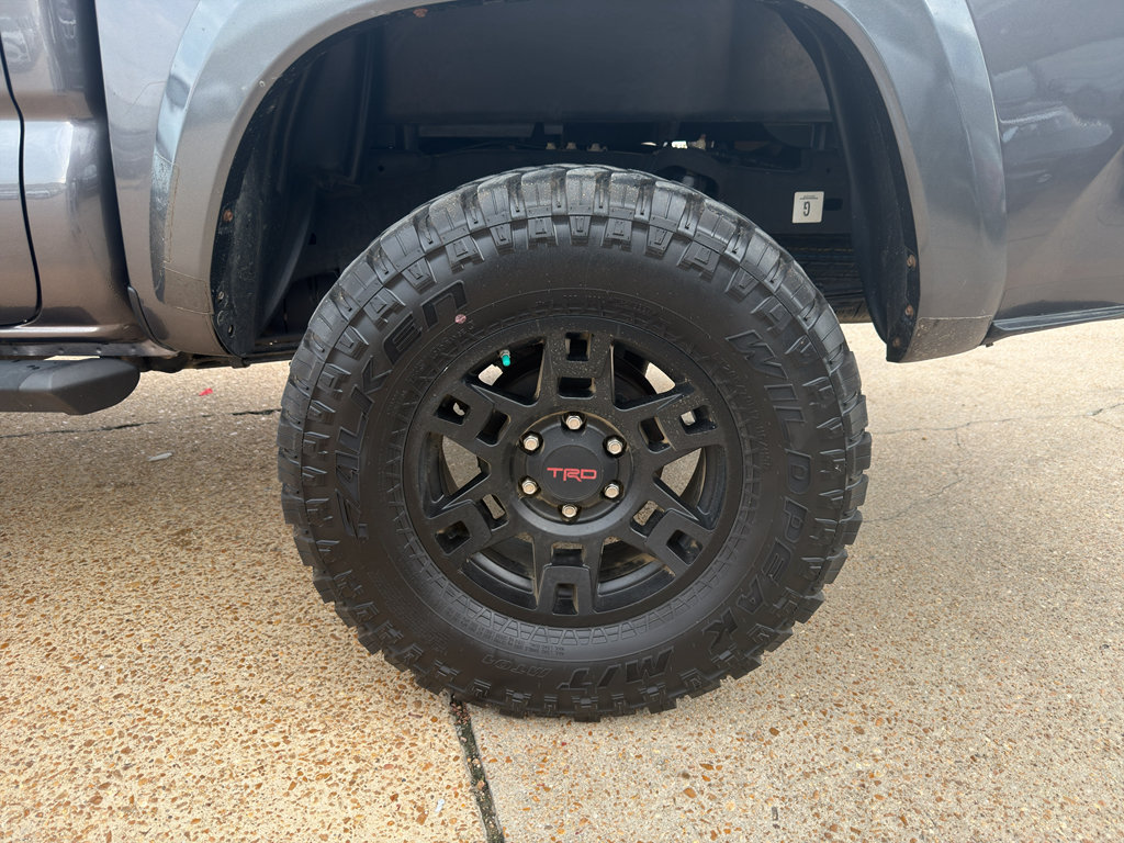 Used 2016 Toyota Tacoma SR5 w/ SR5 Appearance Package (SN) AWD/4WD image 10