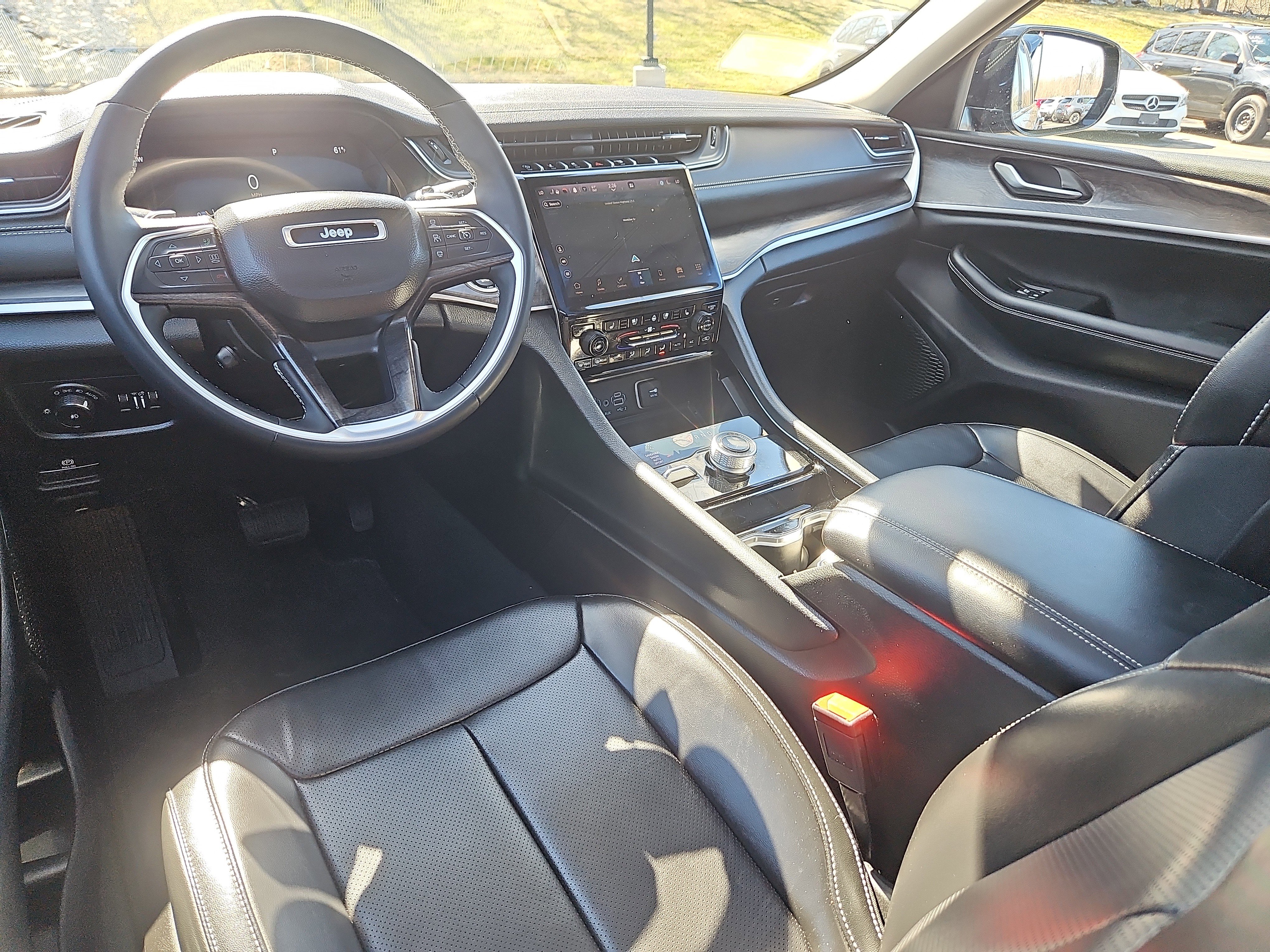 Used 2023 Jeep Grand Cherokee Limited w/ Luxury Tech Group II image 3