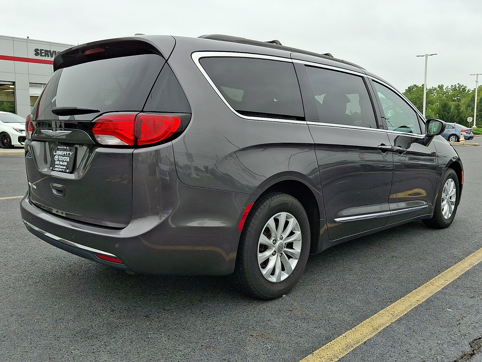 Used 2017 Chrysler Pacifica Touring-L FWD image 6