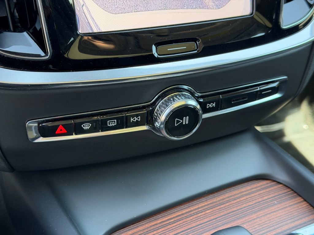 Certified 2025 Volvo V60 B5 Cross Country Plus AWD/4WD image 21