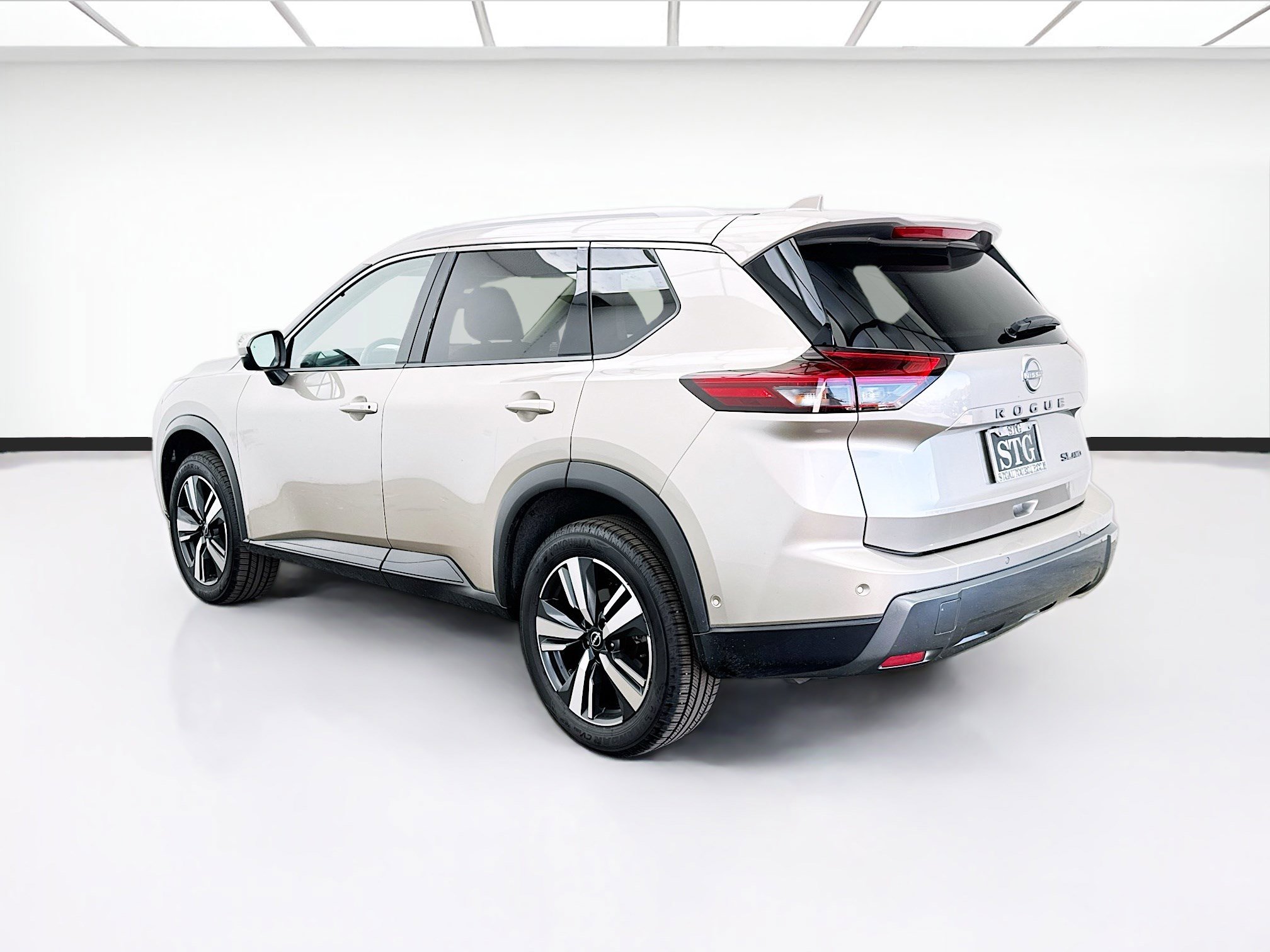 Used 2024 Nissan Rogue SL AWD/4WD image 6