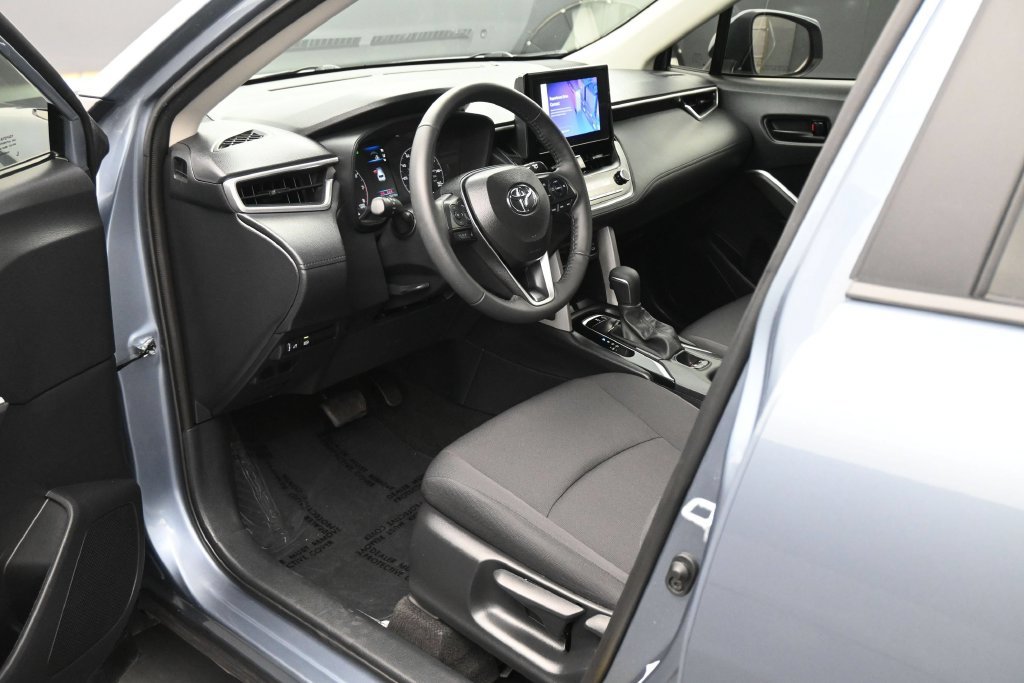 Used 2024 Toyota Corolla Cross LE w/ Moonroof Package FWD image 2