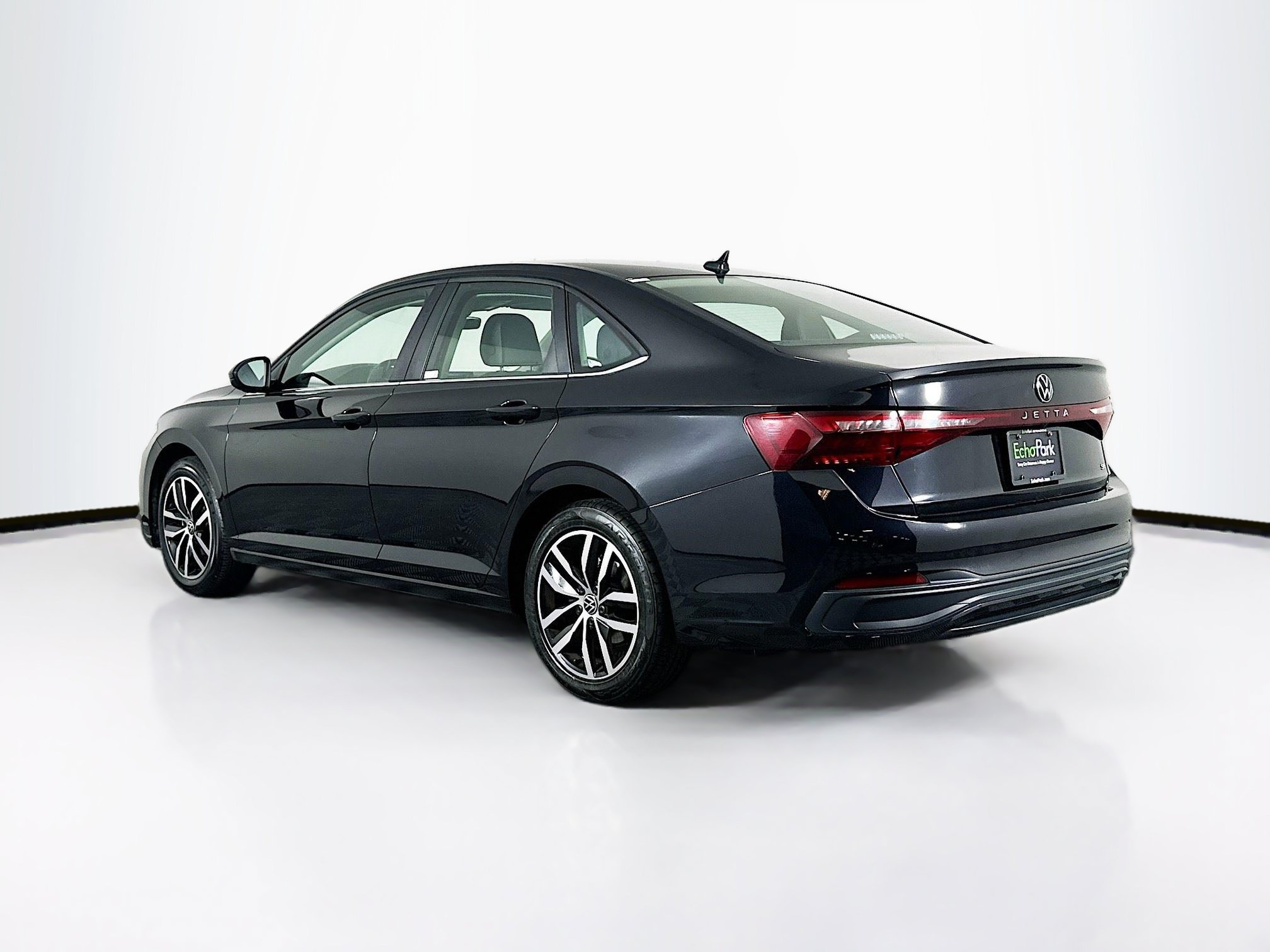 Used 2025 Volkswagen Jetta SE FWD image 5