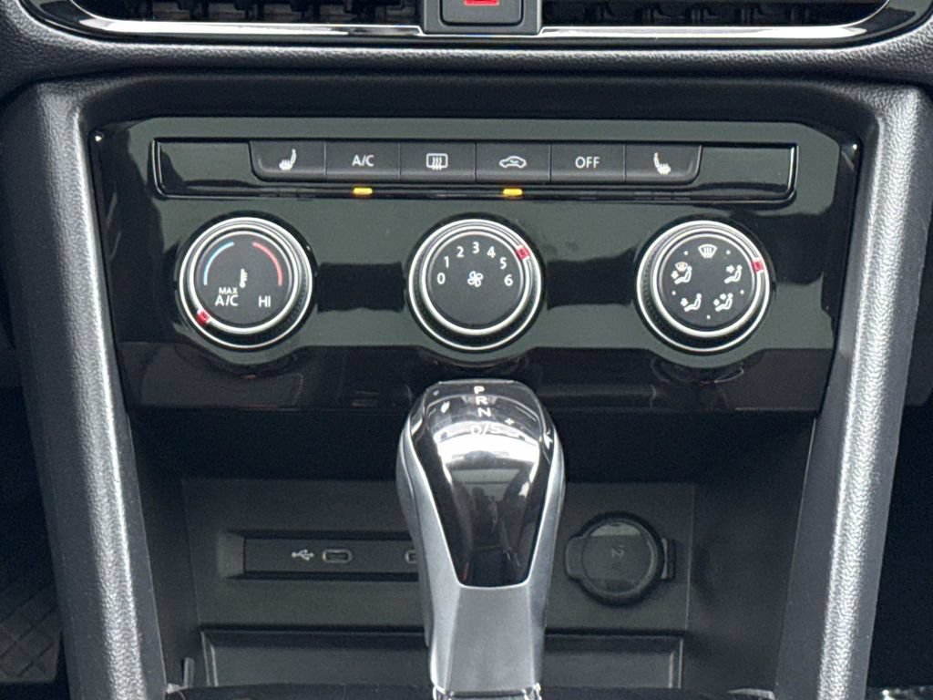 Used 2023 Volkswagen Taos SE w/ Panoramic Sunroof Package FWD image 16