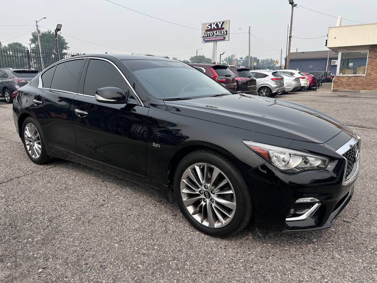 Used 2019 INFINITI Q50 Luxe w/ Essential Package (3.0T Luxe) AWD/4WD image 3