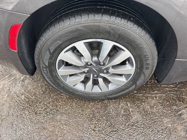 Used 2022 Chrysler Pacifica Touring-L w/ Uconnect Theater Family Group image 45