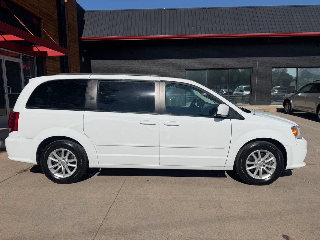 Used 2016 Dodge Grand Caravan SXT w/ UConnect Hands-Free Group FWD image 9