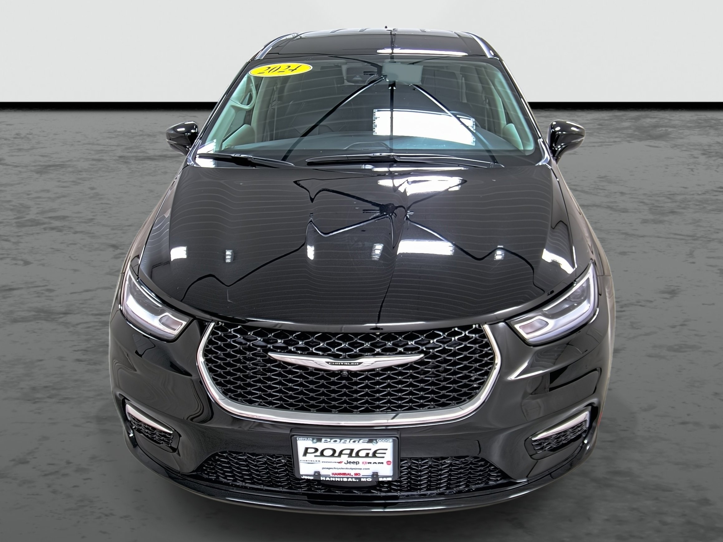 Used 2024 Chrysler Pacifica Touring-L image 6