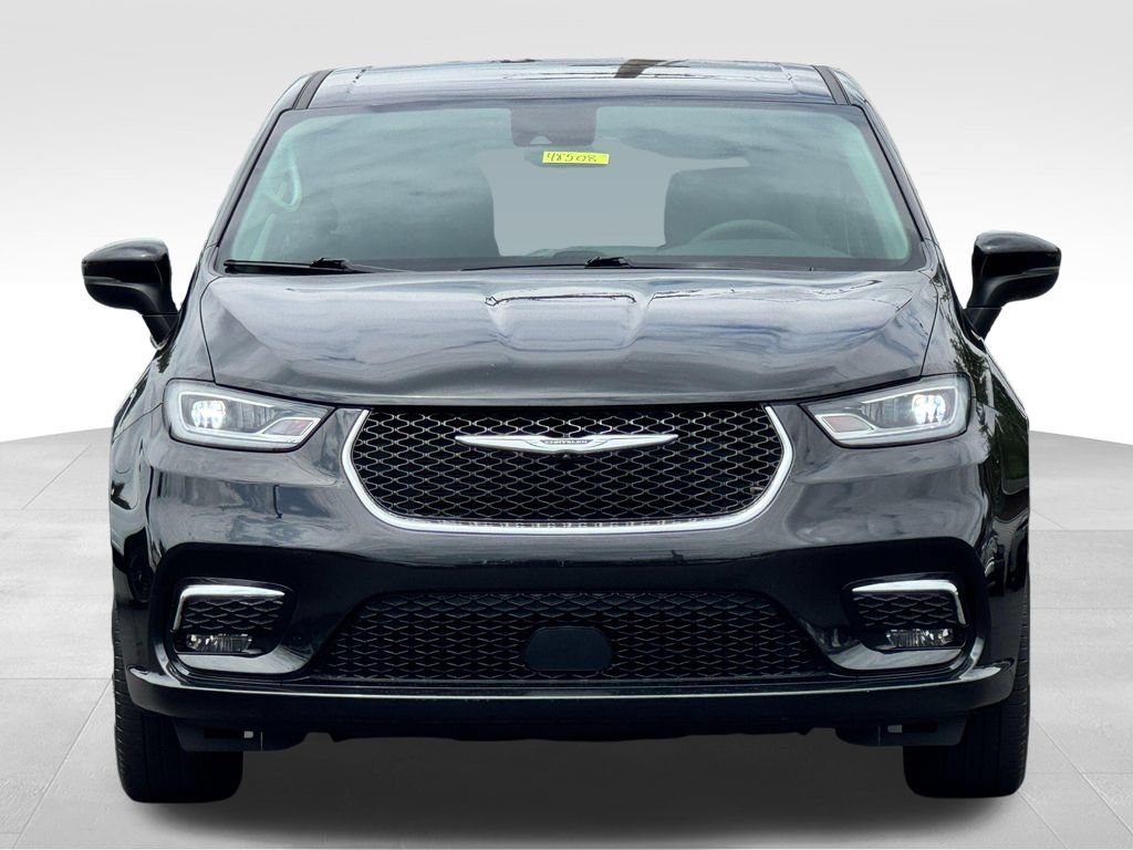 Used 2023 Chrysler Pacifica Touring-L AWD/4WD image 2