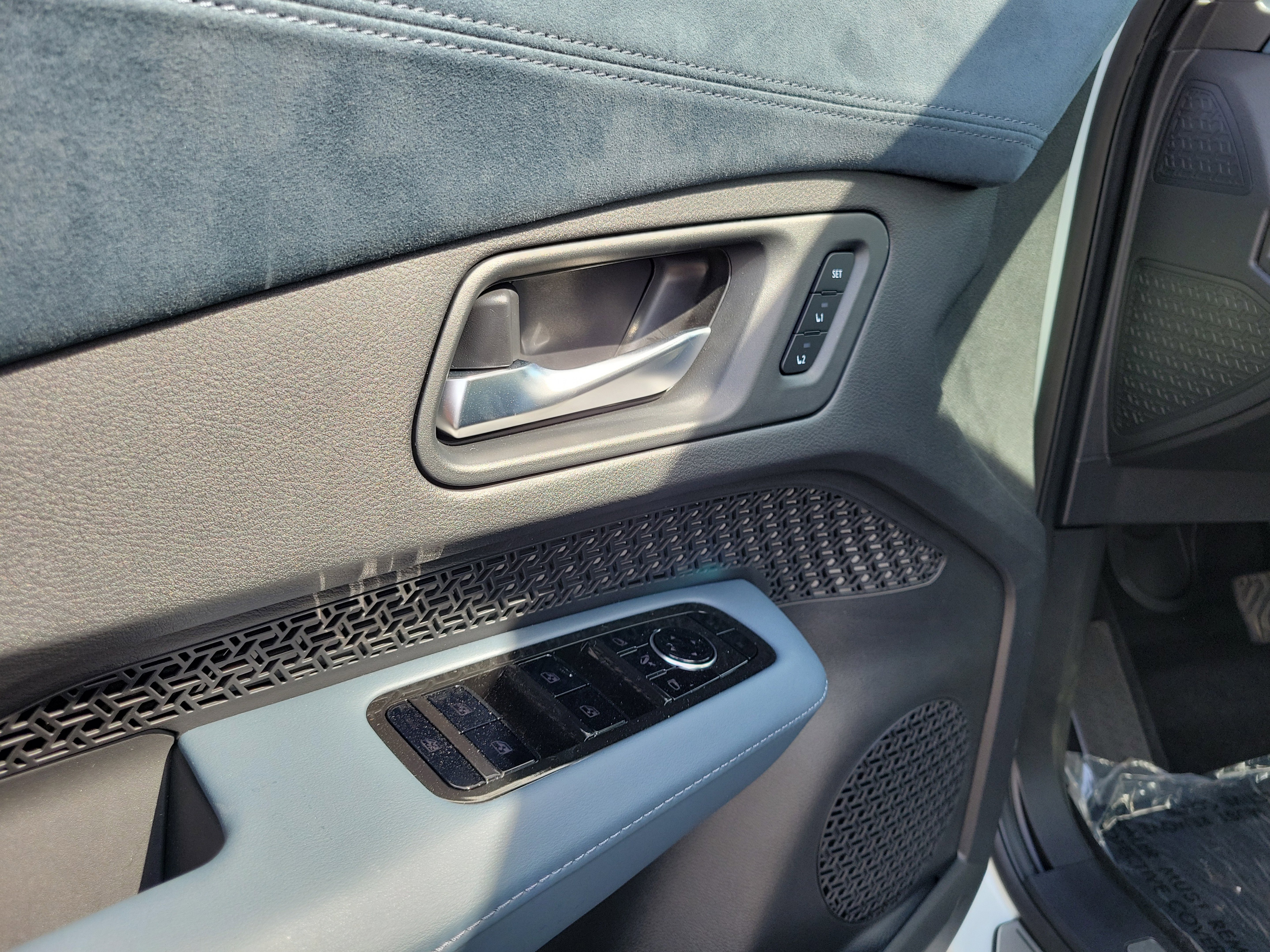 Used 2025 Nissan Ariya Platinum image 18