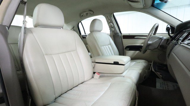 Used 2003 Lincoln Town Car Executive RWD image 12