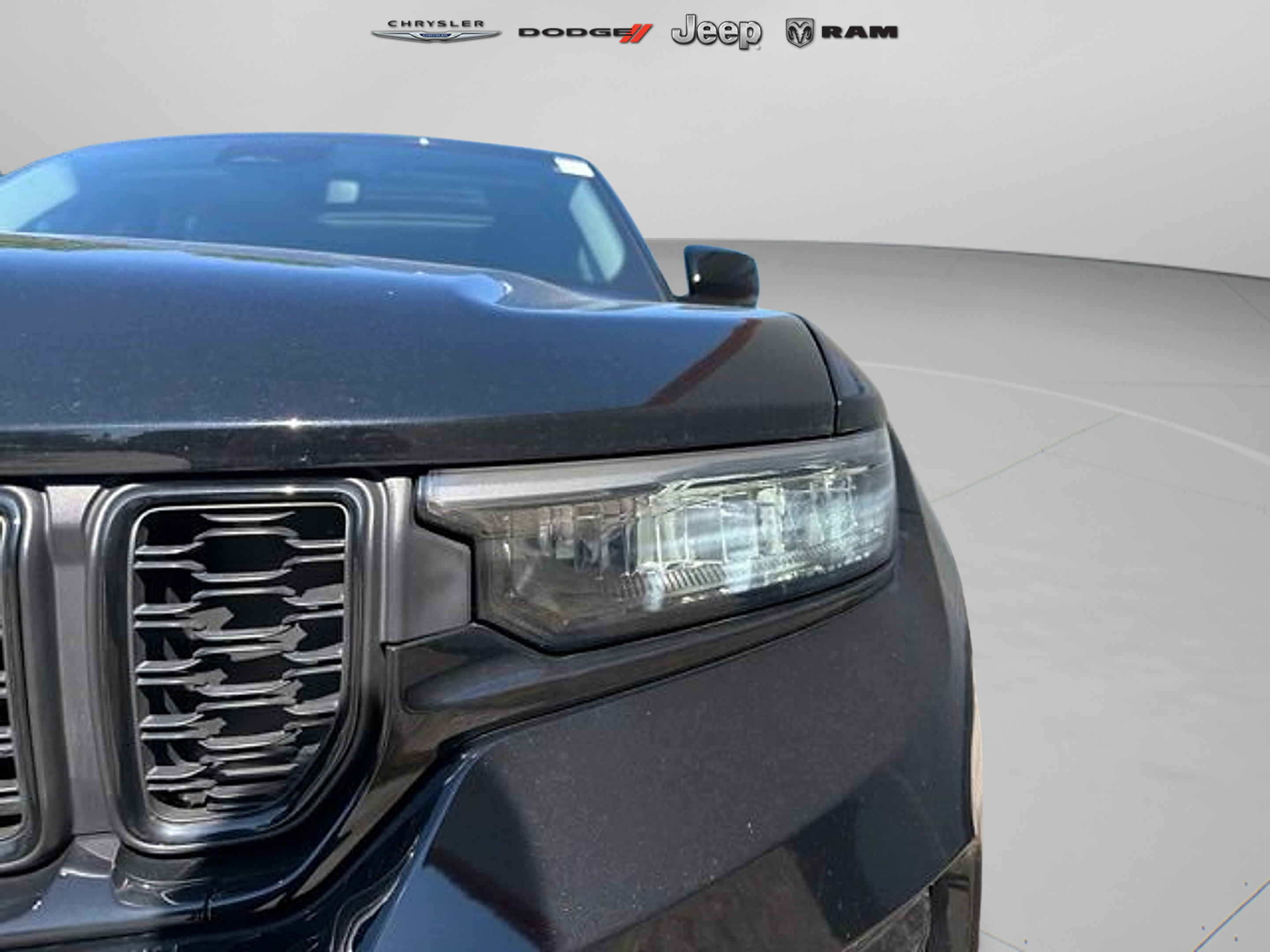 Certified 2023 Jeep Grand Cherokee Limited w/ Black Appearance Package AWD/4WD image 27