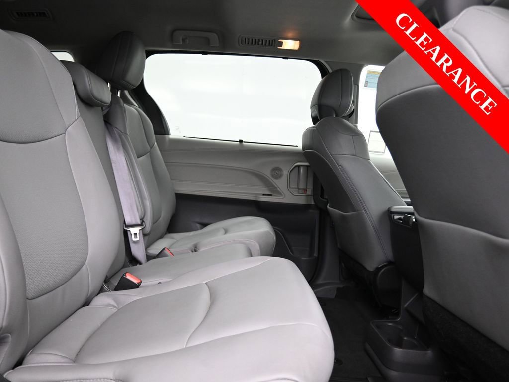 Used 2022 Toyota Sienna XLE image 18